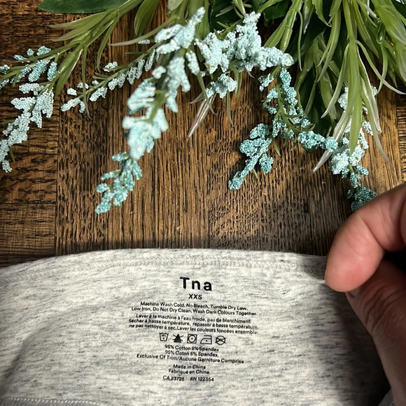 TNA Cream Equator Legging with a white stripe - Picture 2 of 4